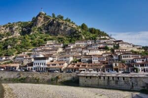 Blick auf die Altstadt von Berat in Albanien mit 1.000 Fenstern.