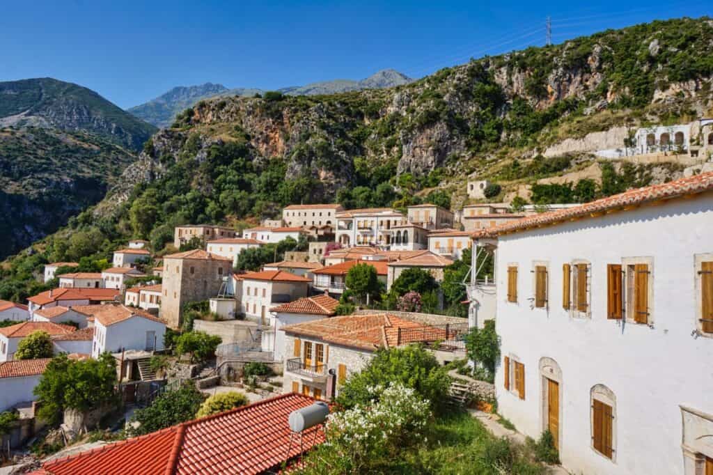 Berge und die Altstadt von Dhermi an der albanischen Riviera.