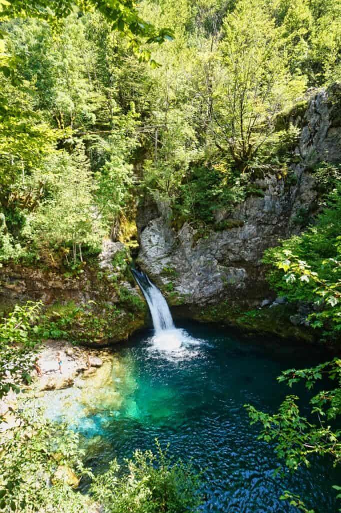 Das Blue Eye von Theth in Albanien.