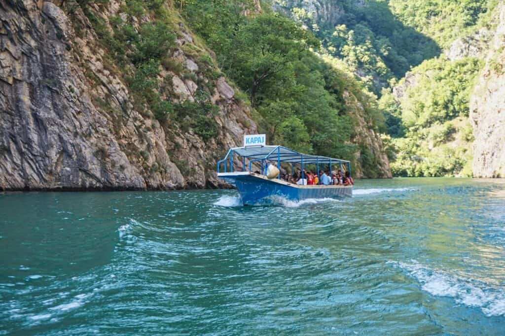 Boot bei der Anreise zum Shala River in Albanien.