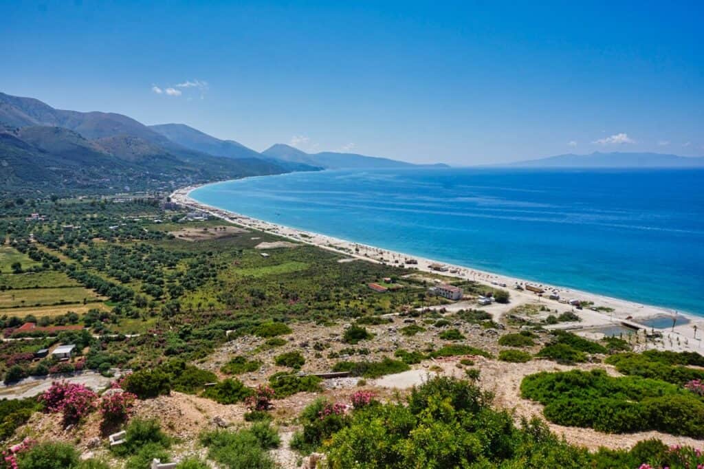 Langer Strand von Borsh in Albanien.