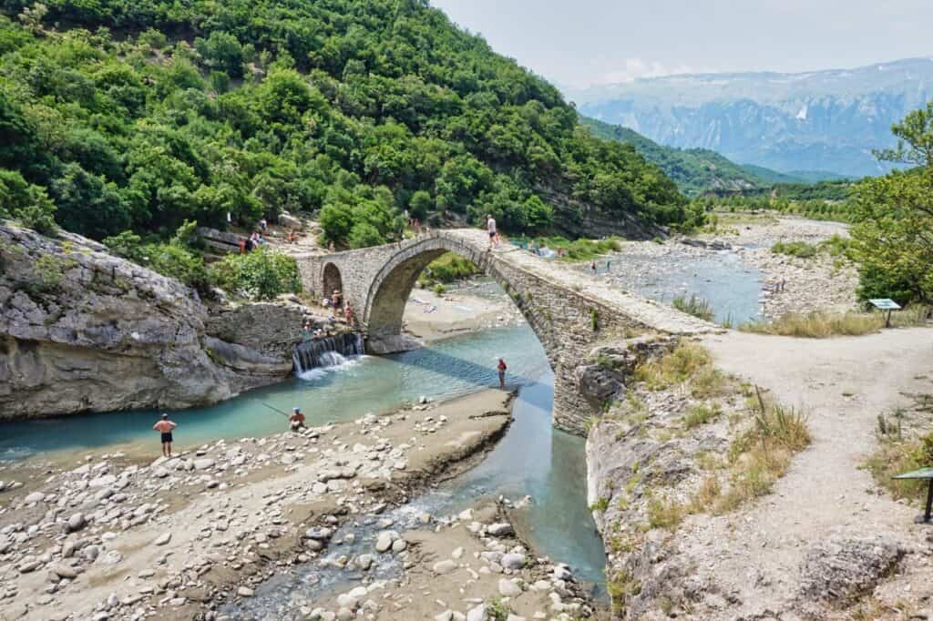 Kadiut Brücke bei den heißen Quellen von Benjë in Albanien.