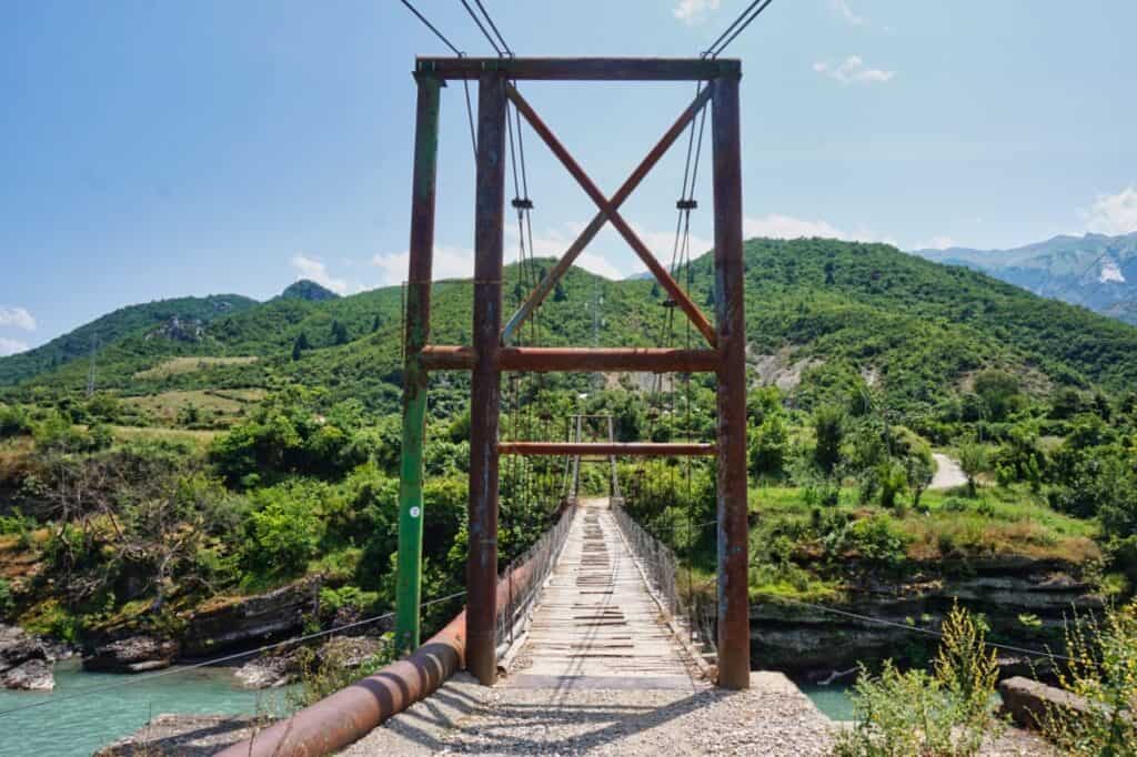 Wacklige Brücke über den Vjosa Fluss in Albanien.