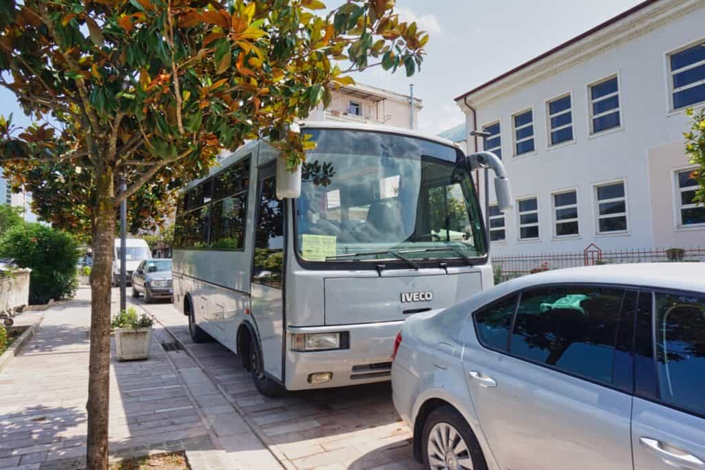 Bus in der Stadt Permet.