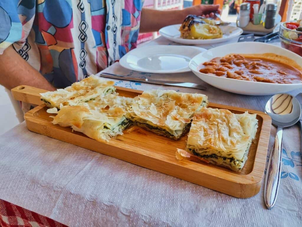 Byrek im typisch albanischen Restaurant Prishtina in Dhermi, Albanien.