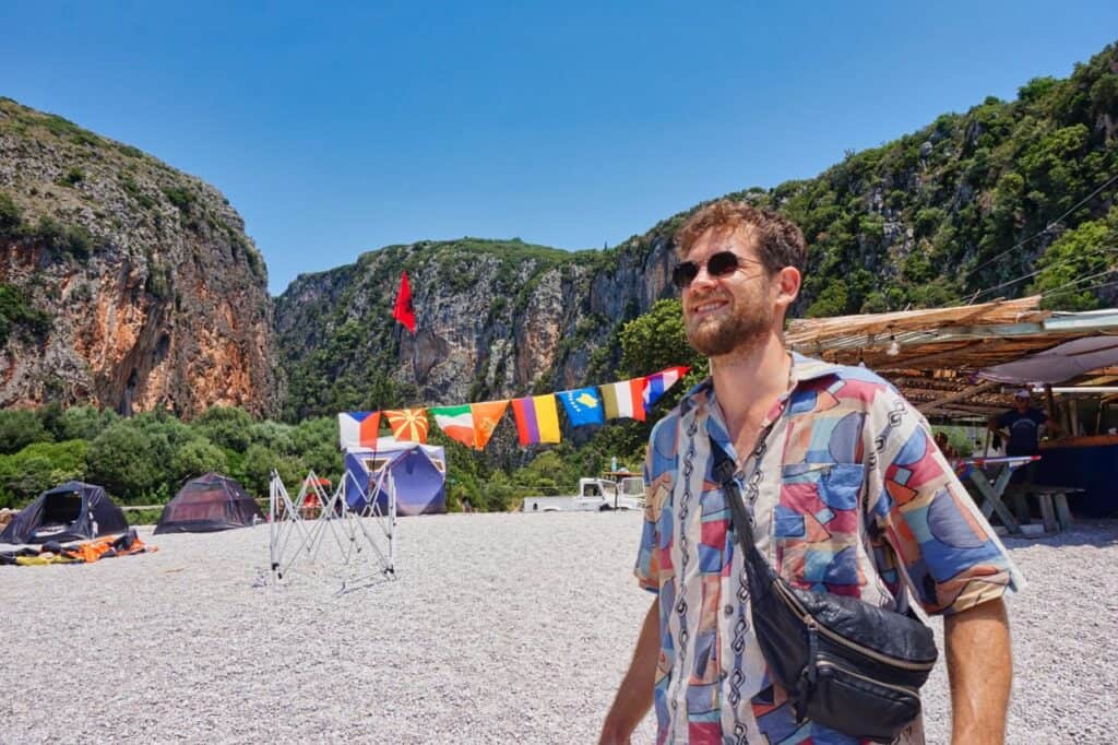 Chris vor dem Campingplatz am Gjipe Beach in Albanien.