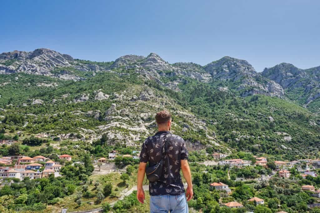 Chris blickt auf die Berge von Kruja in Albanien.