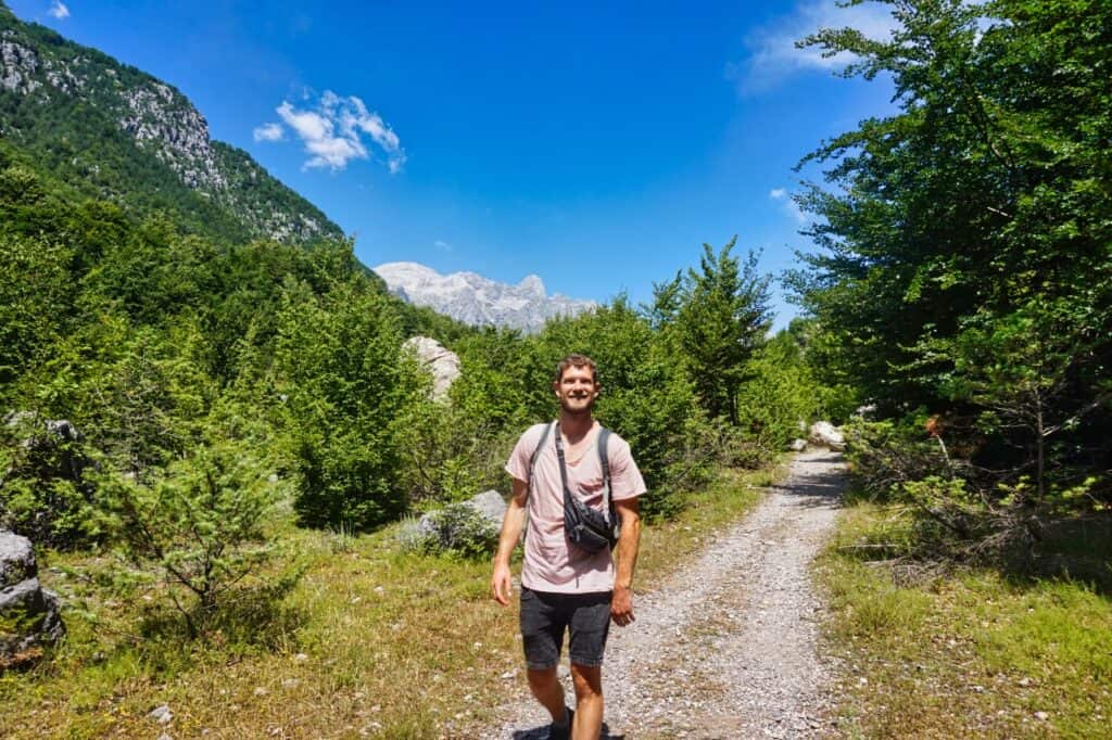 Chris bei einer Wanderung im Sommer in den albanischen Alpen.