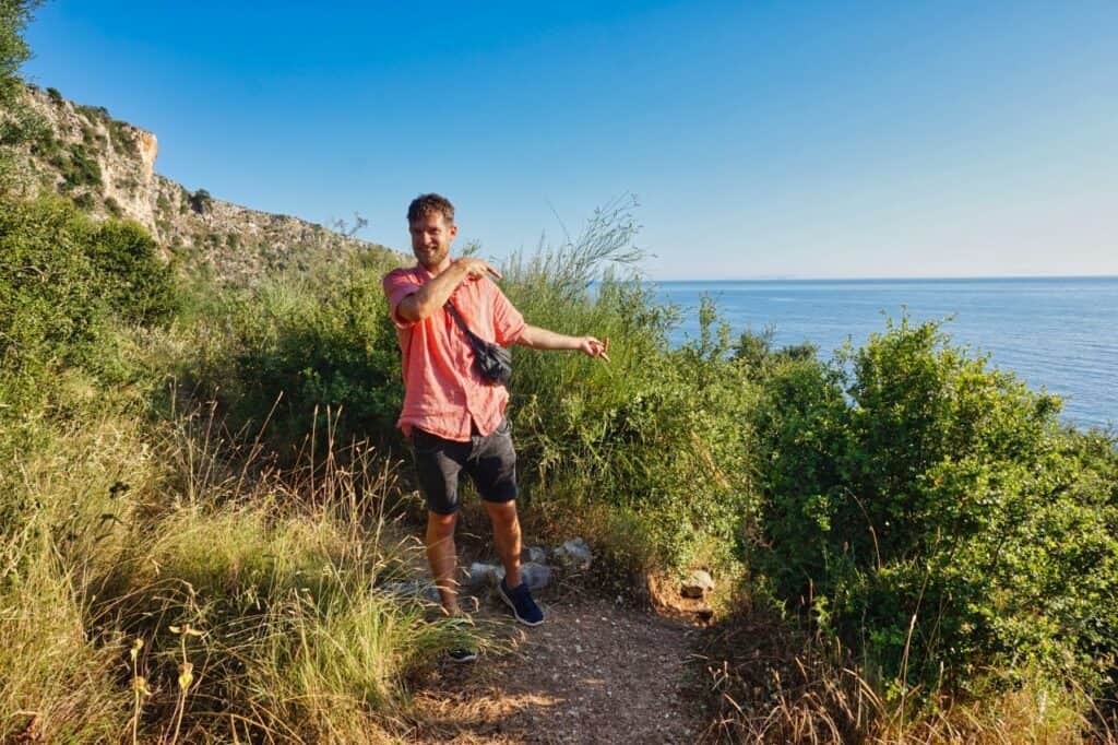 Chris zeigt den Weg zum Filikuri Strand in Albanien.