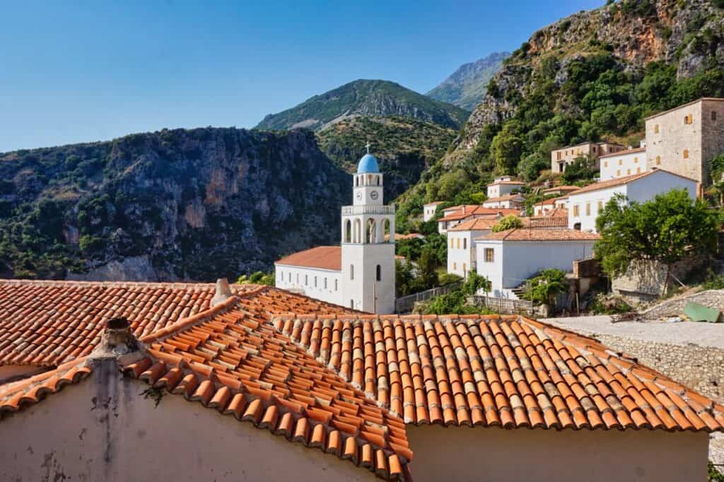 Blick auf den Kirchturm in der Altstadt von Dhermi.