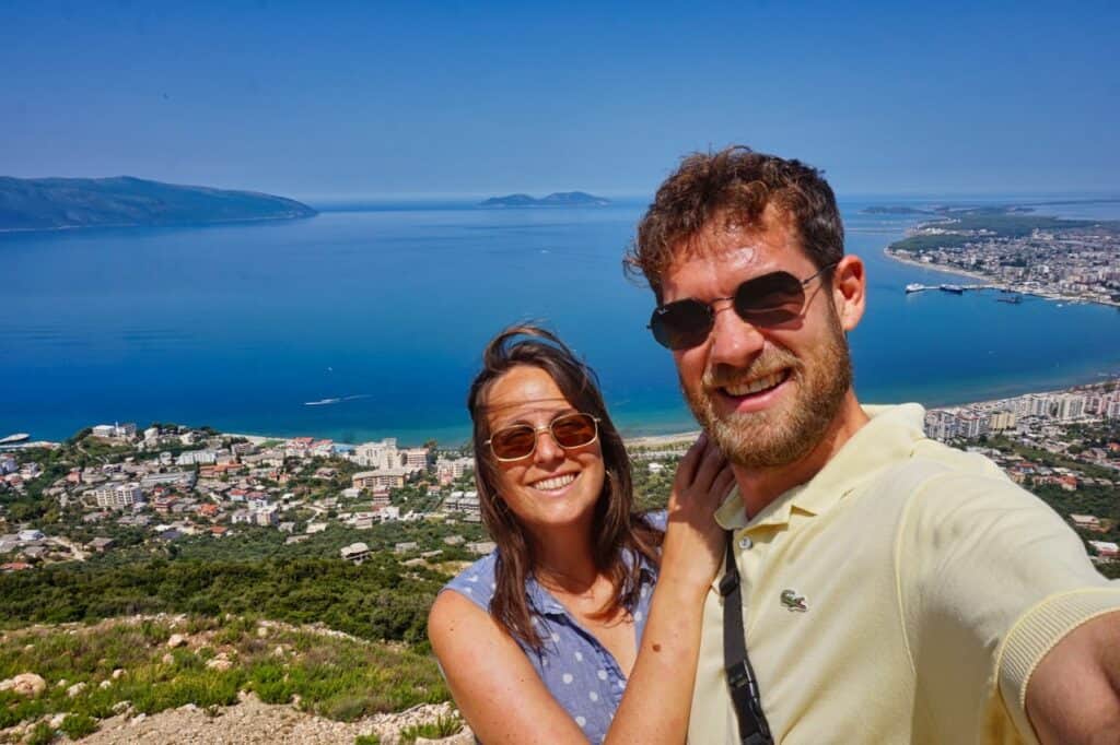 Marie und Chris in der Bucht von Vlora bei einem Urlaub in Albanien.