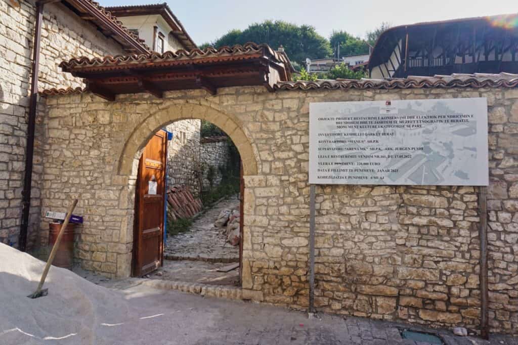 Eingang zum ethnografischen Museum von Berat in Albanien.