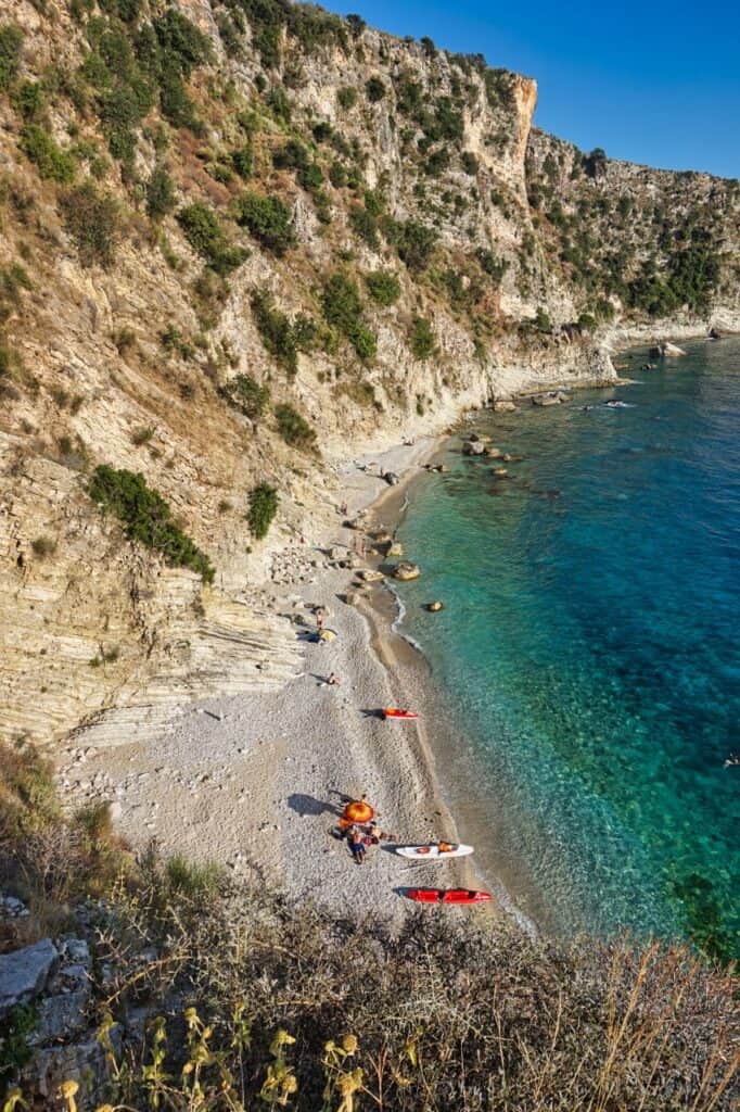 Geheimtipp für einen Strand bei Himara ist der Filikuri Beach.