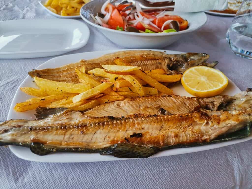 Fisch im Restaurant Balani am Shkoder See in Albanien.