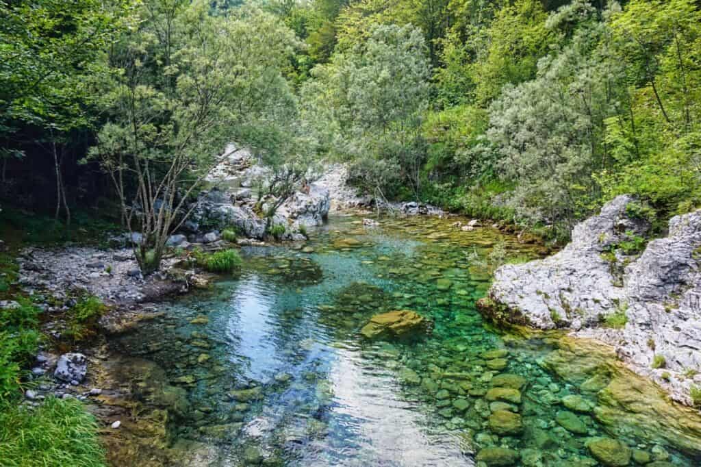 Klares Flusswasser in Theth lädt zum schwimmen ein.