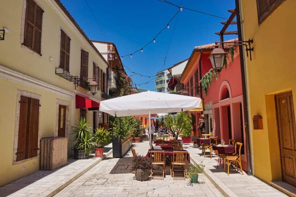 Fußgängerzone in der Altstadt von Vlora, Albanien.