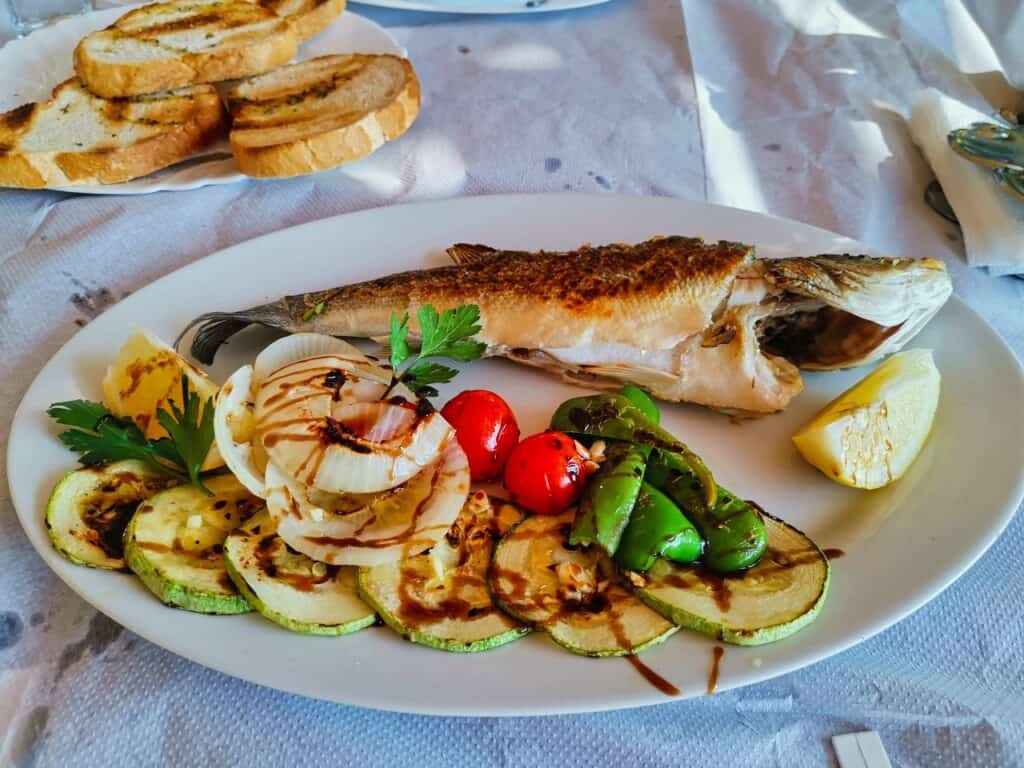 Gegrillter Fisch im Restaurant Oanna am Marta Beach.