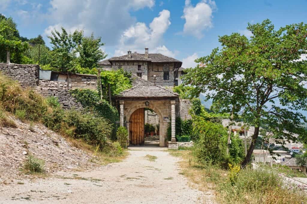 Eingang zum Zekate Haus, eine traditionellen Haus mit Museum in Gjirokastra.