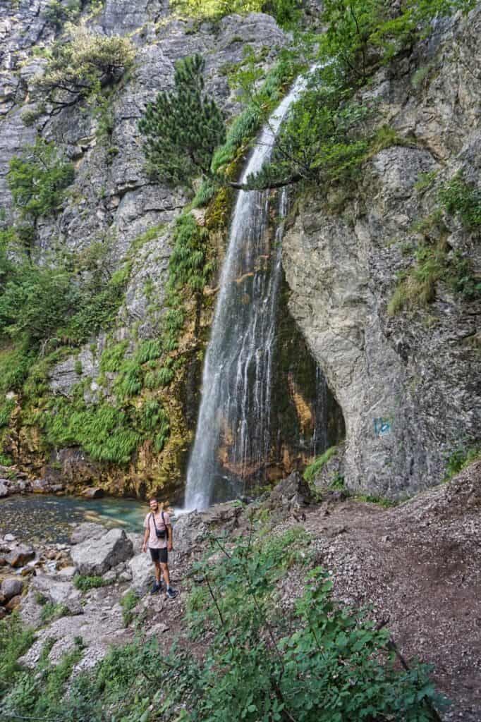 Chris am Grunas Wasserfall, einem Highlight im Theth Nationalpark.