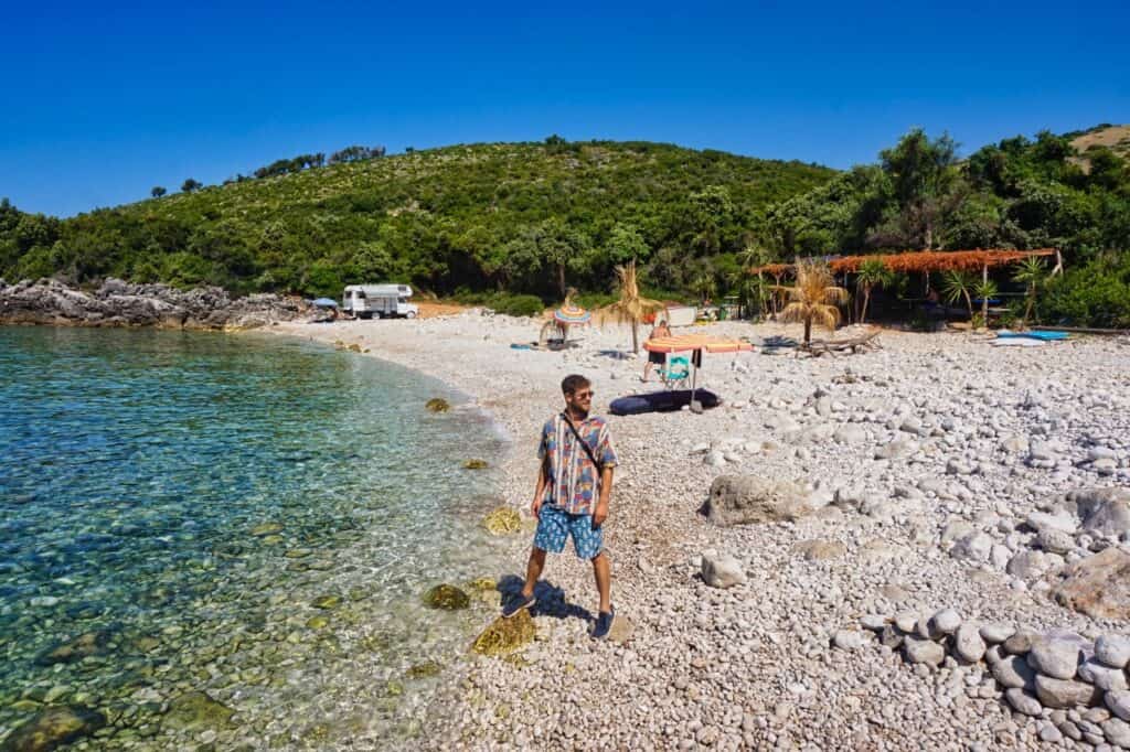 Christian Hergesell am Guma Beach, einem Strand an der Albanischen Riviera.