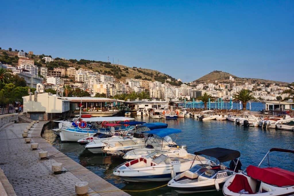 Motorboote im Hafen von Saranda in Albanien.