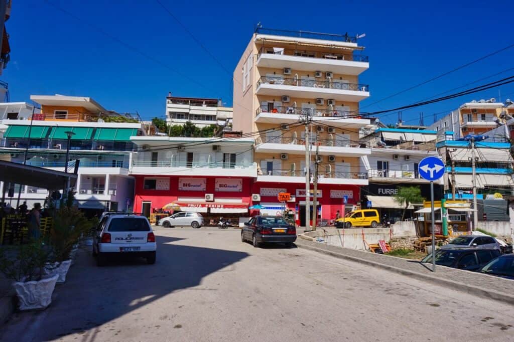 Autos und Parkplatz in der Innenstadt von Himara in Albanien.