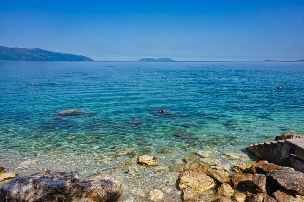 Insel Sazan von der Küste von Vlora aus gesehen.
