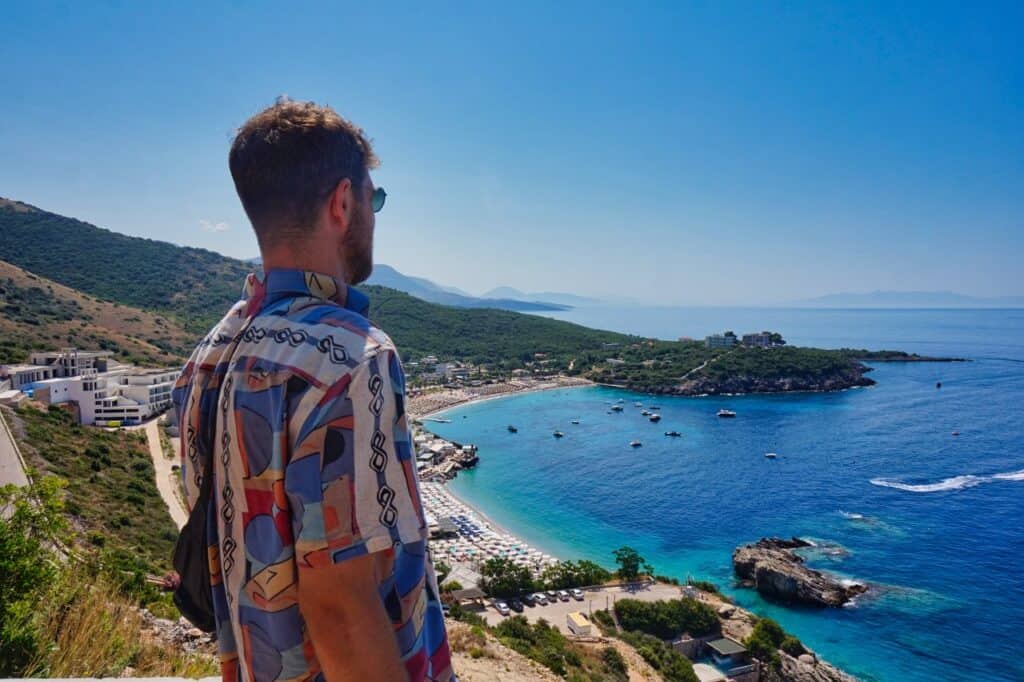Christian Hergesell blickt auf den Jale Beach an der albanischen Riviera.