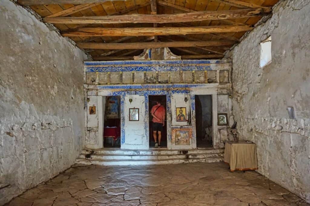 Das Innere der Kirche in der Altstadt von Himara.