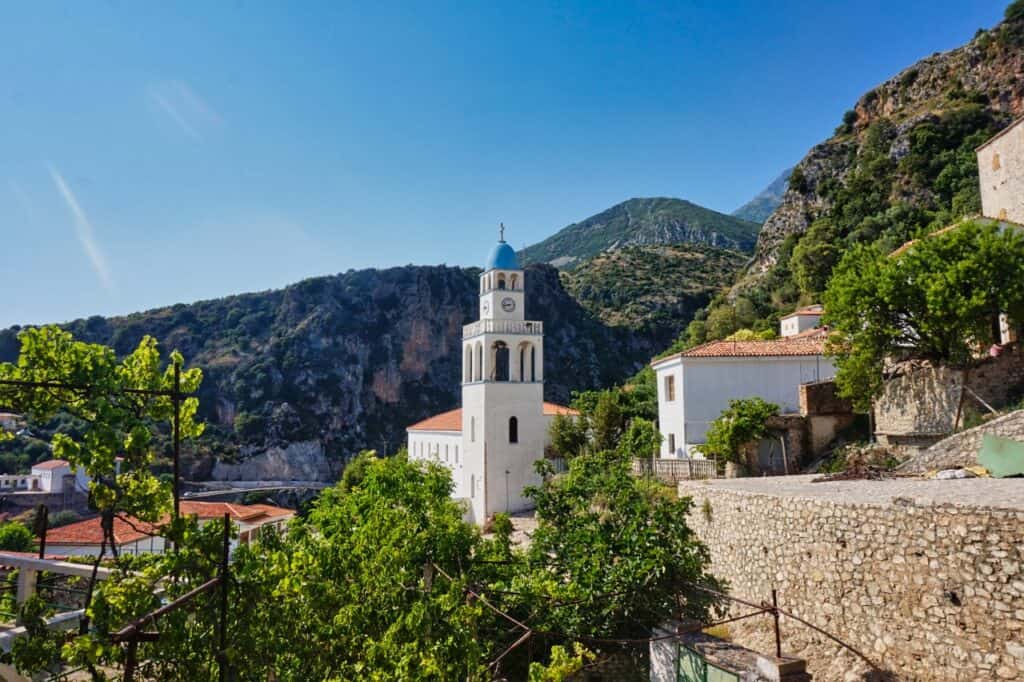 Die Kirche des Heiligen Spidrion in der Altstadt von Dhermi, Albanien.