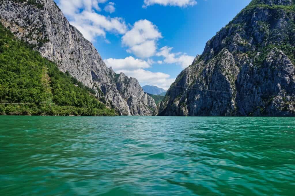 Hohe Berge auf dem Koman See im Norden von Albanien.