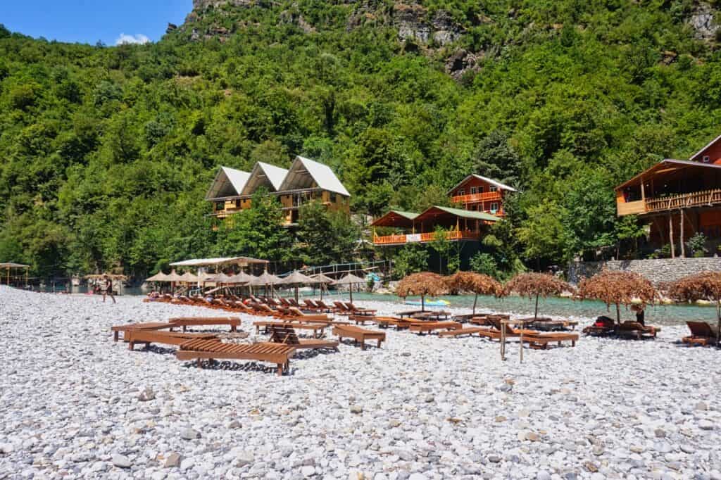 Liegen und Unterkünfte am Strand des Lumi i Shales in Albanien.