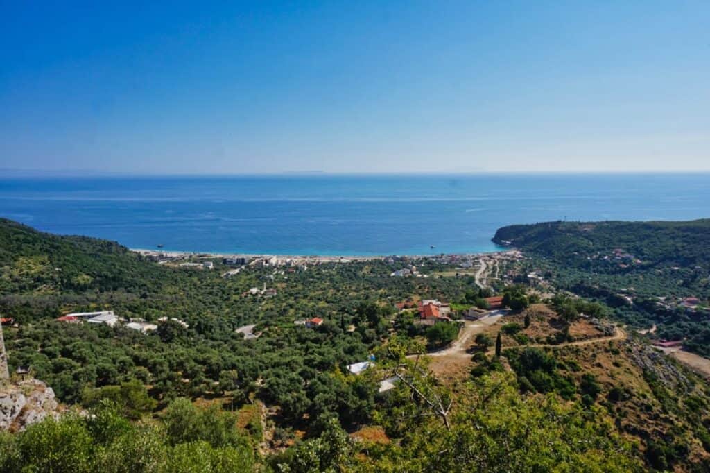 Blick auf den Livadhi Strand von der Burg in Himare aus.