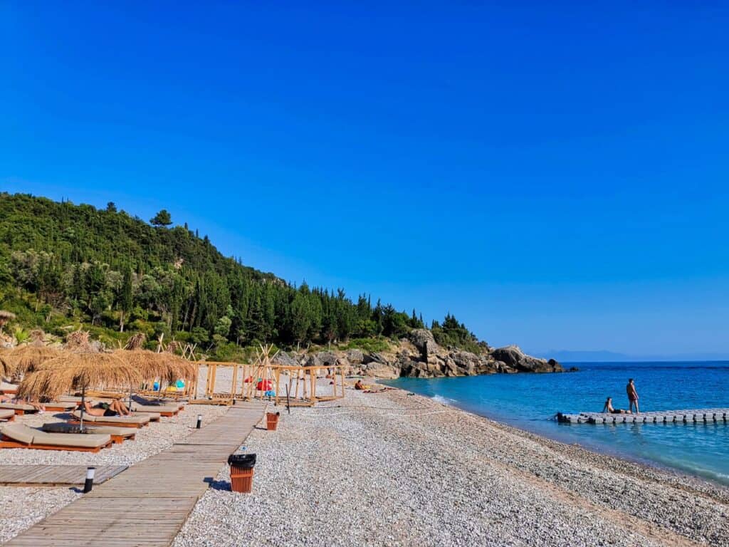 Livadhi Beach, ein Strand bei Himara in Albanien.