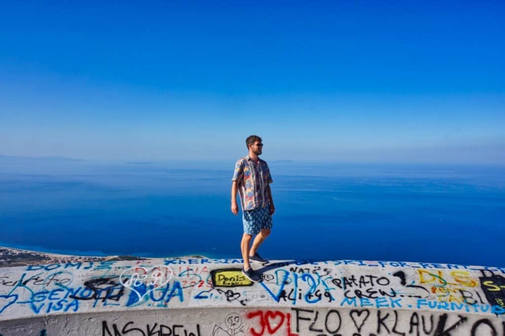 Chris am Llogara Pass in Albanien bei einem Aussichtspunkt.