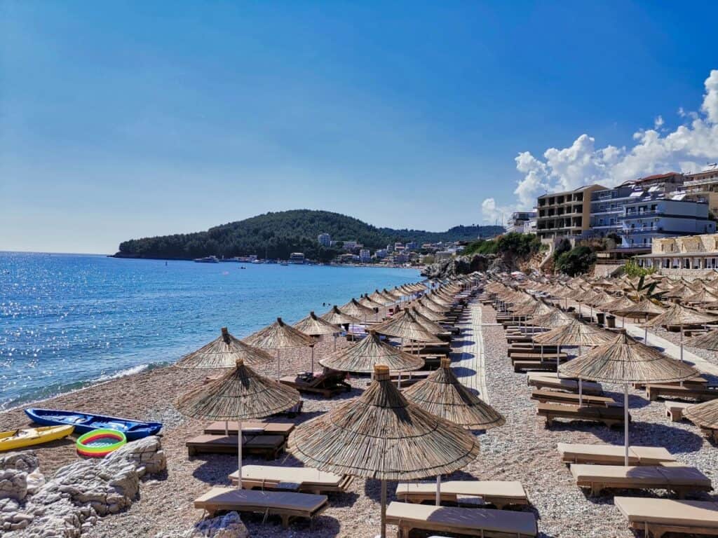 Maracit Strand in der Stadt Himara in Albanien.