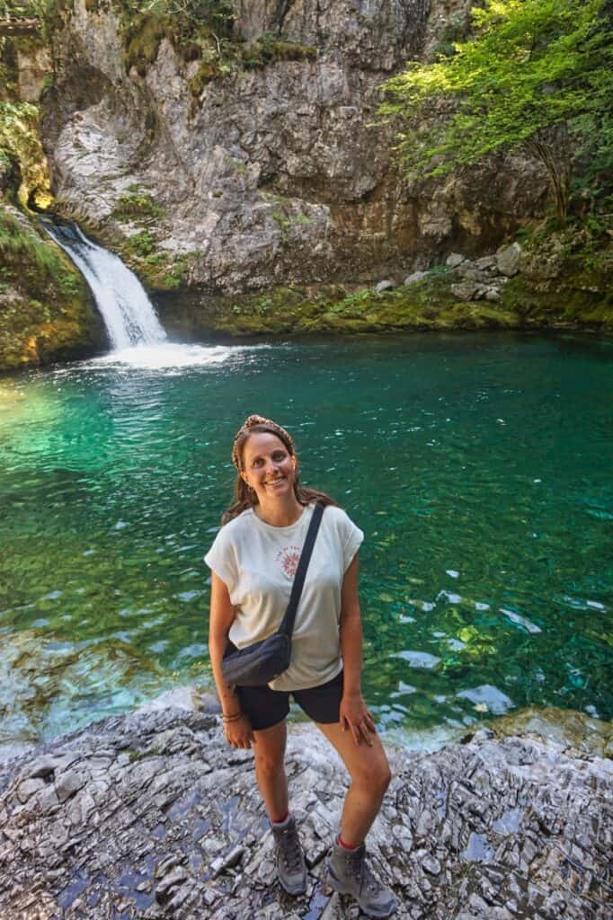 Marie beim Wasserfall im Blue Eye in Theth.