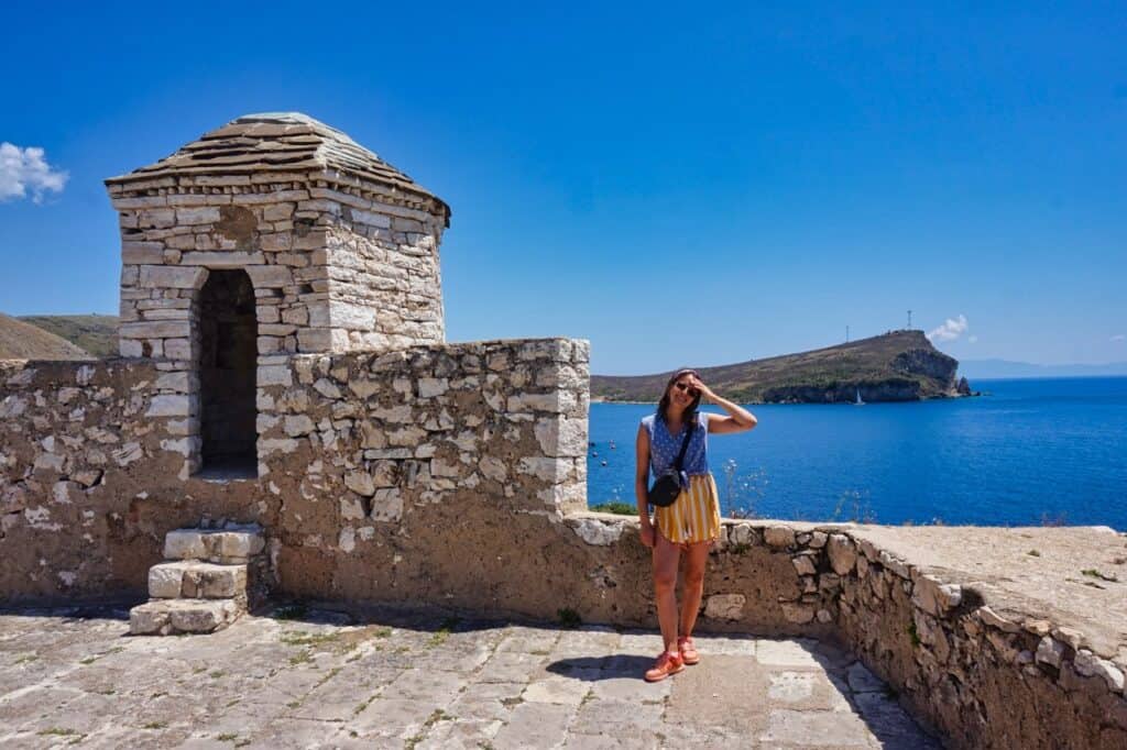 Marie auf der Burg von Porto Palermo an der albanischen Riviera.