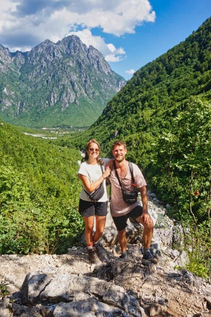 Marie und Chris bei einer Wanderung in Theth, in den albanischen Alpen.