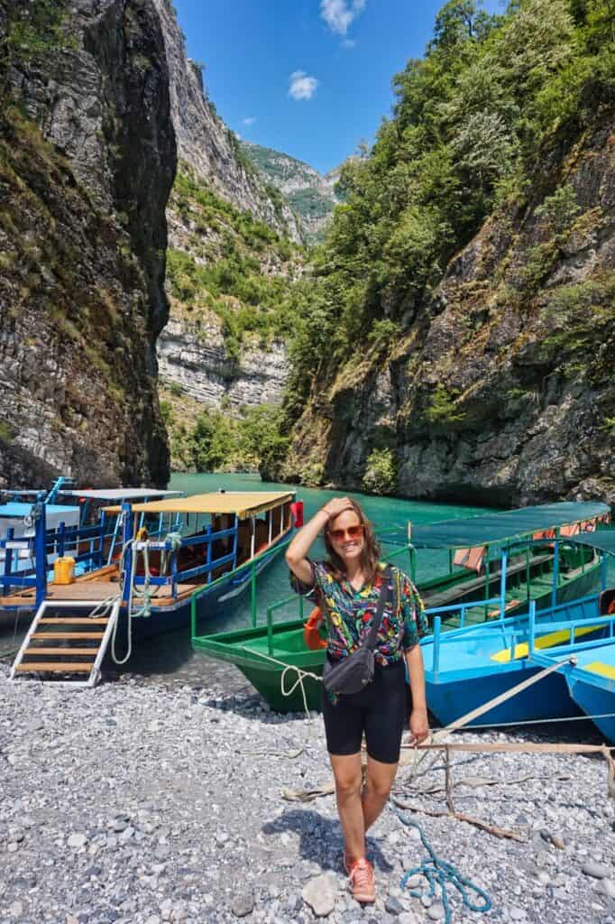 Marie vor einigen Booten am Shala River in Albanien.