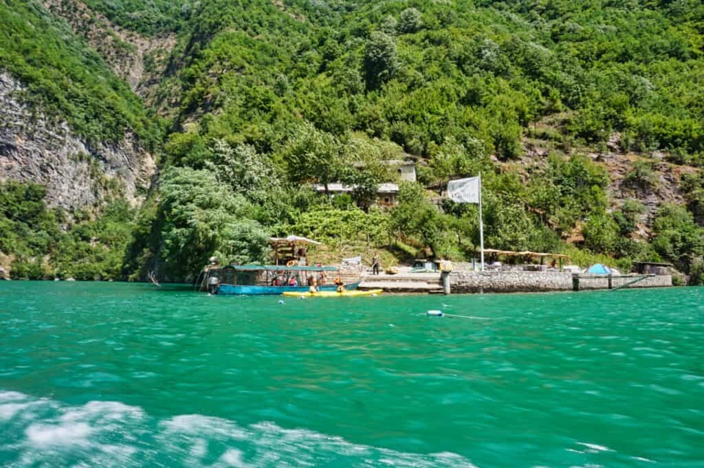 Unterkunft Neomalsore Agrotourismus am Komani Lake und Shala River.