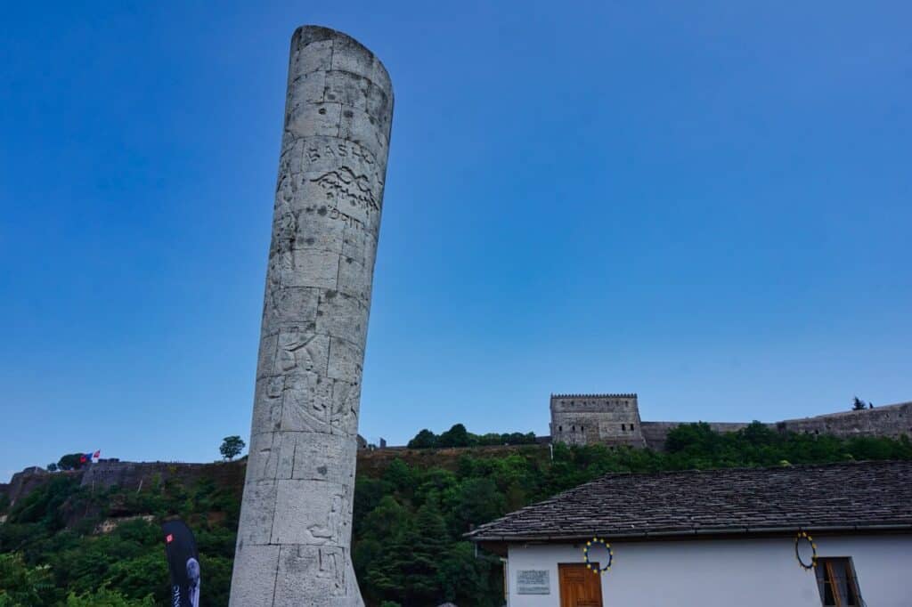 Obelisk von Gjirokastra ist ein Geheimtipp für einen Urlaub.