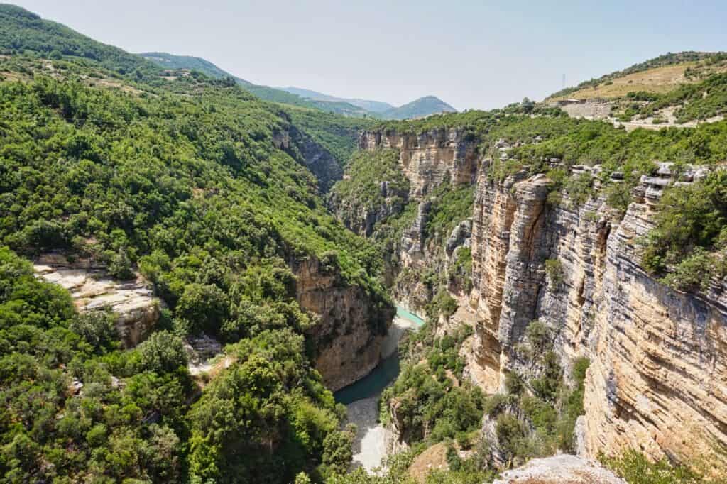 Aussichtspunkt für die Osum Schlucht in der Nähe von Berat, Albanien.