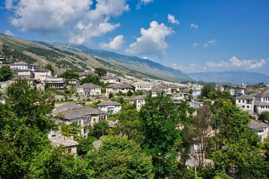 Panorama der Altstadt von Gjirokastra, einer Stadt in Albanien.