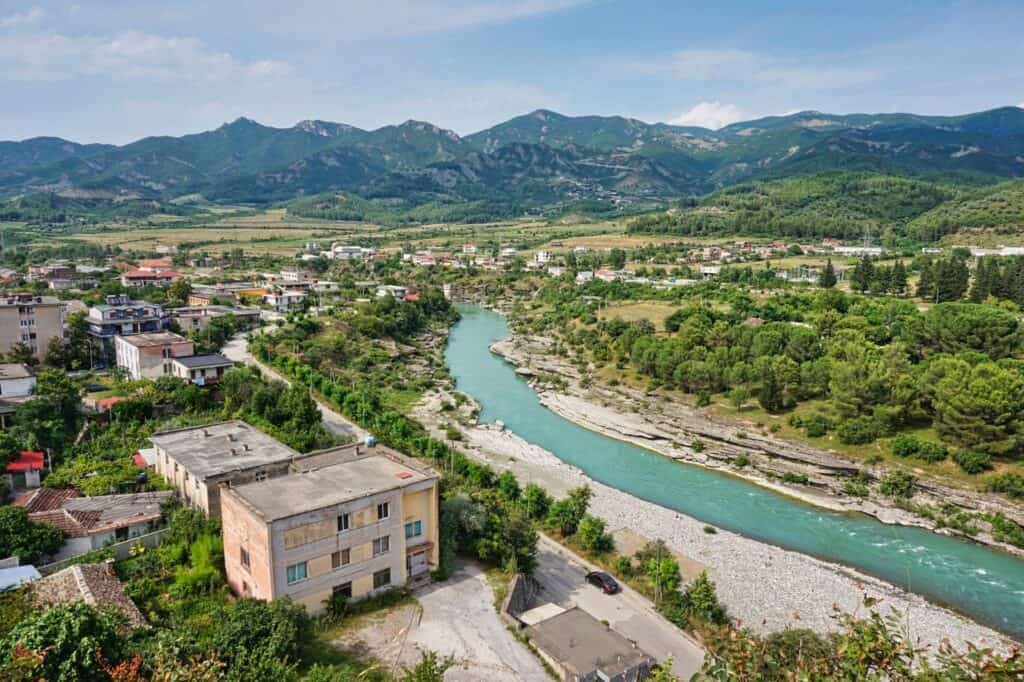Stadt Permet am Vjosa River in Albanien.