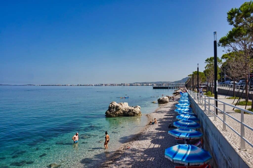 Strand im Zentrum von Vlora ist der Plazhi i Ri.