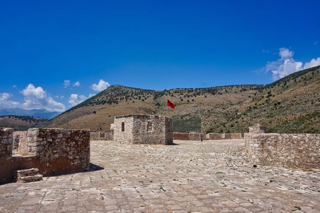 Dach der Burg von Porto Palermo an der Albanischen Riviera.