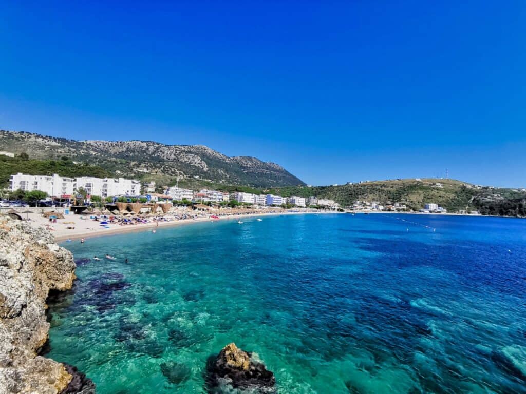 Schöner Strand Potam Beach bei Himara an der albanischen Riviera.