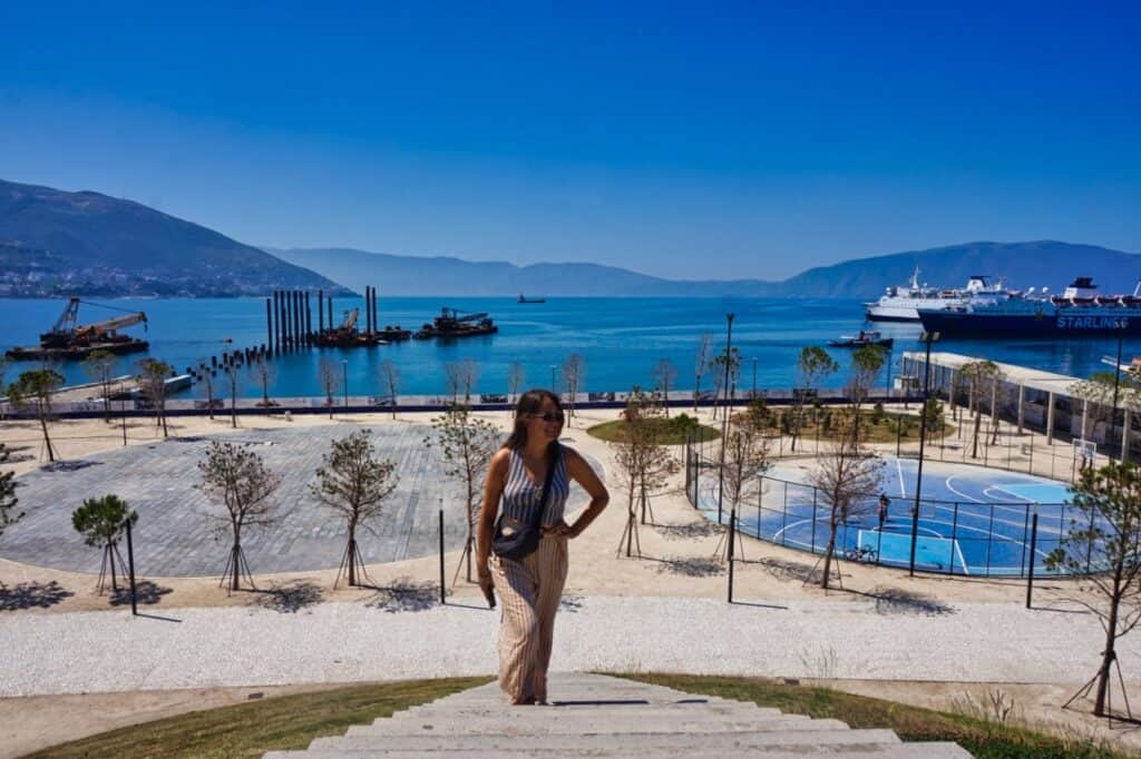 Marie klettert auf die Pyramide am Hafen von Vlora.