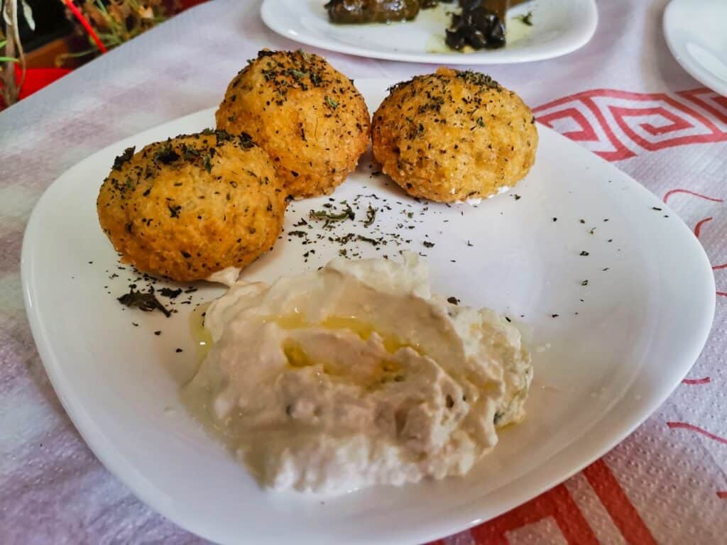 Qifqi, tyopische Reisbällchen aus Albanien hier aus dem Restaurant Kardhashi in Gjirokastra.